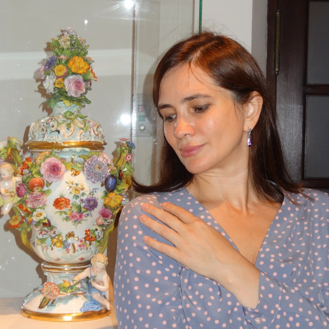 Выставка фарфора в Царицыно.
Тонкая, изящная работа. Цветы на вазе  будто живые! ☀️☘️🦋